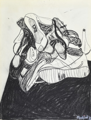 Tekening van Nella Montfoort, hoop schoenen, houtskool